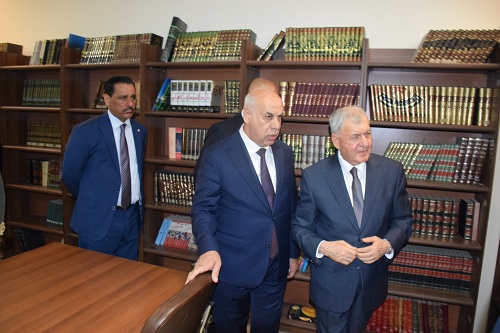 The President of the Republic visits a library